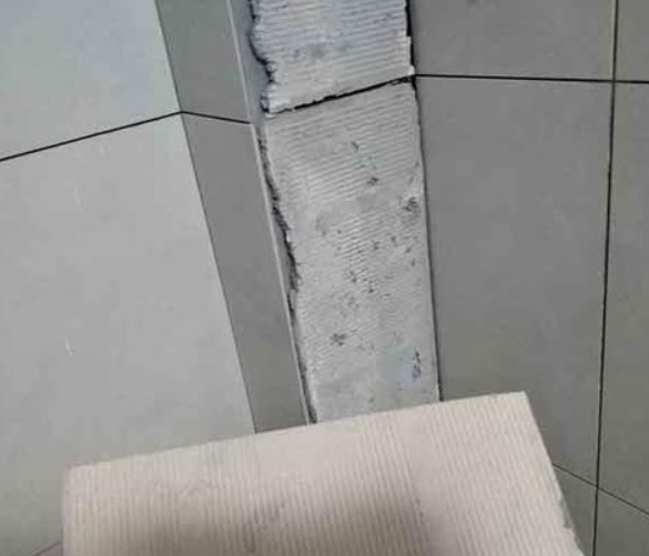 双城瓷砖空鼓维修公司分享下厨房瓷砖脱落的补救措施。